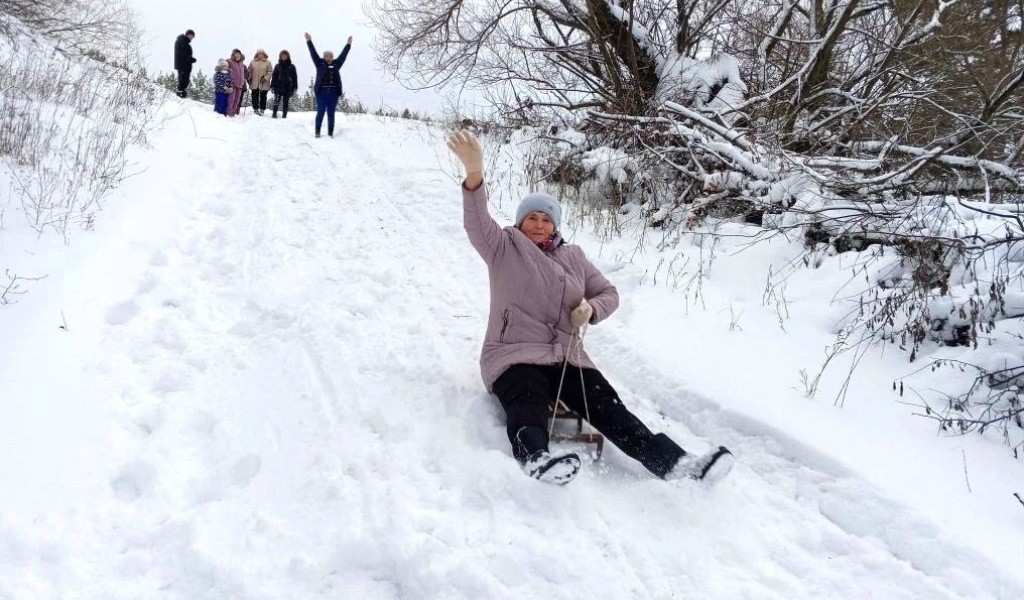 Саратовских стариков развлекают снегоступами и санками